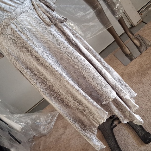 Snake print wrap romantic dress - Picture 3 of 5